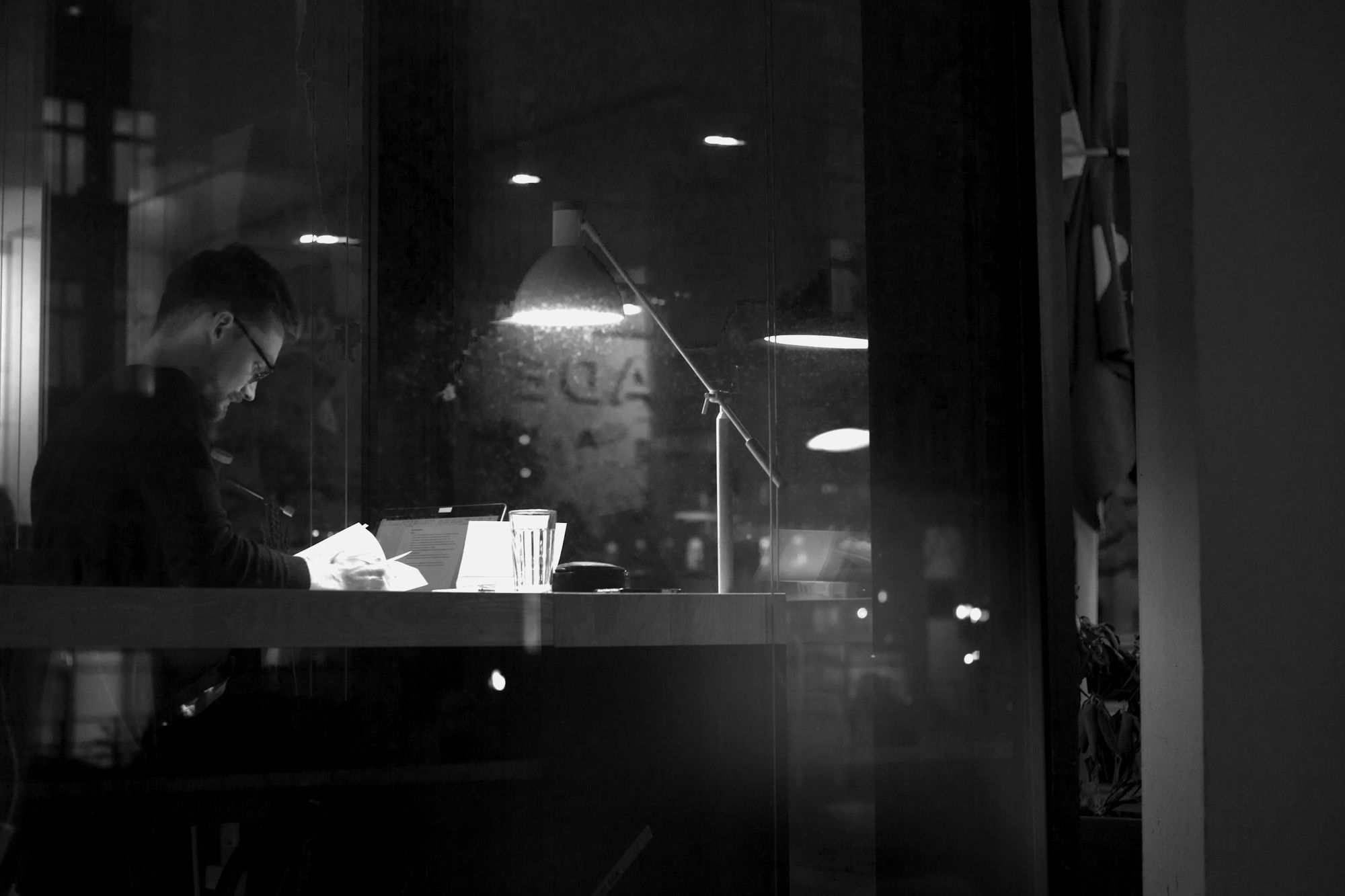 Abogado trabajando en su despacho por la noche