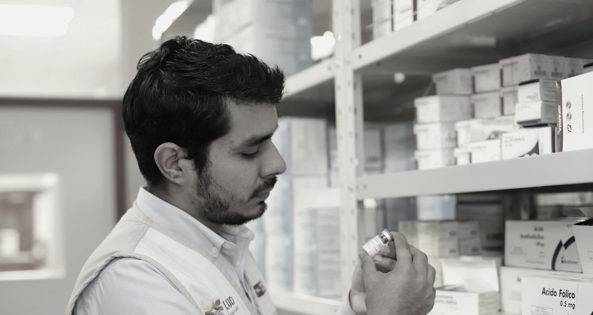 Personal de farmacia hospitalaria revisando un medicamento